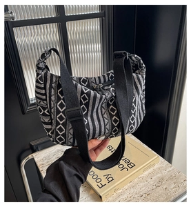 Détail du tissage géométrique noir et blanc sur ce sac bandoulière au style bohème chic