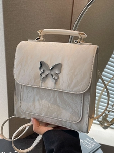 Sac à main élégant blanc cassé avec boucle papillon argentée et cuir PU texturé marbre