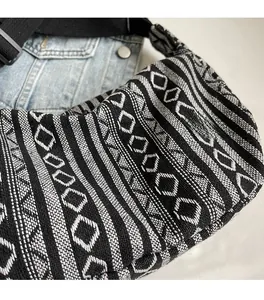 Détail du tissu jacquard géométrique et de la bandoulière du sac bandoulière style ethnique