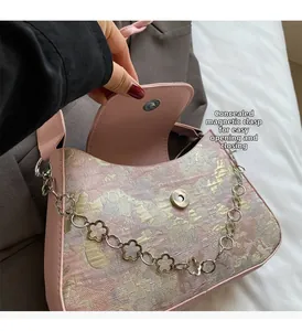 Vue détaillée du sac jacquard rose avec fermeture magnétique invisible et chaîne métallique