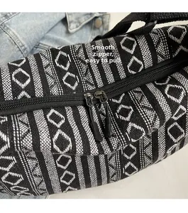 Gros plan sur sac en toile style ethnique avec double fermeture éclair et motifs géométriques