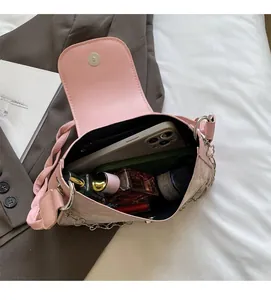 Capacité interne du sac à bandoulière en cuir PU rose avec objets du quotidien