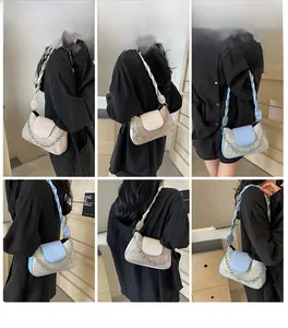 Détails des sacs à bandoulière en jacquard floral avec chaînes et poignées torsadées