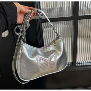 Detail einer silbernen Metallic-Baguette-Tasche mit rosa Schmetterlingsstickerei