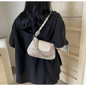 Detail der mintgrünen Jacquard-Baguette-Tasche mit Lederklappe und Web-Schultergurt