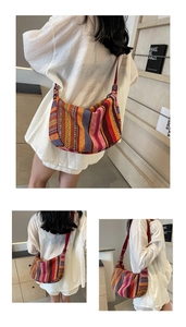 Détail du sac hobo en toile rayée aux motifs ethniques colorés et bandoulière rouge