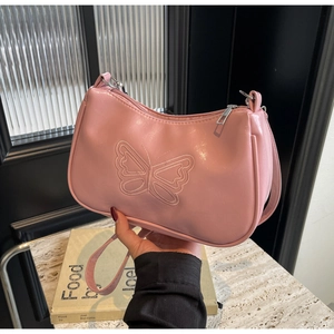 Detailaufnahme der rosa Baguette-Tasche mit Schmetterlingsstickerei und silbernem Reißverschluss