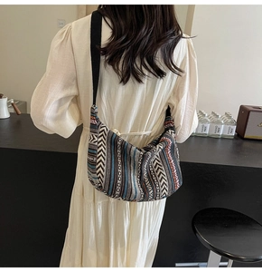 Sac hobo de style bohème avec motifs géométriques colorés et bandoulière noire robuste