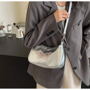 Silberne Baguette-Tasche mit rosa Schmetterlings-Stickerei und feiner Falten-Textur