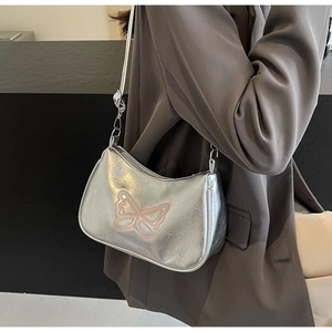 Silberne Metallic-Schultertasche mit rosa Schmetterlingsstickerei auf Faltenstruktur