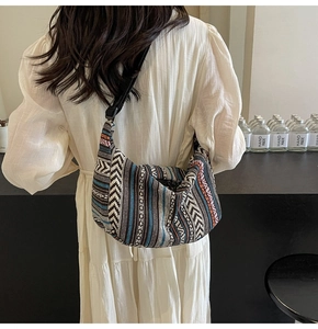 Détail d'un grand sac bandoulière ethnique tissé avec des motifs géométriques colorés