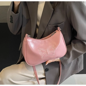 Detail der rosa Umhängetasche aus PU-Leder mit Schmetterlingsprägung und Reißverschluss