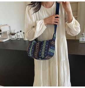 Détail du motif ethnique géométrique et du tissu tissé sur un sac bandoulière bleu