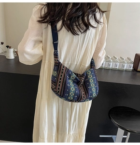 Détail d'un grand sac hobo bohème avec motif géométrique bleu et bandoulière large