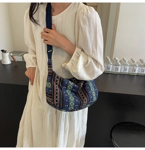 Vue détaillée du sac à main ethnique avec motifs jacquard géométriques colorés