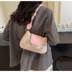 Rosa Baguette-Tasche mit gedrehtem Schultergurt und floraler silberner Metallkette