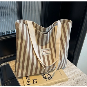 Detailaufnahme der Cord-Einkaufstasche mit Streifentextur und robusten Stoffschultergurten