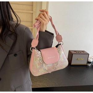 Detail der rosa Baguette-Tasche mit floralem Jacquard-Stoff und Metallkettendekor