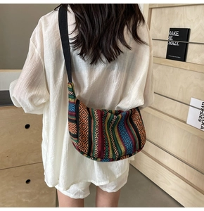 Sac bandoulière style ethnique avec imprimés géométriques et bandoulière noire réglable