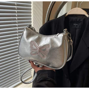 Detailansicht der silbernen Crescent-Tasche mit rosa Schmetterlingsstickerei im Metallic-Look