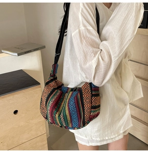 Détail du motif tissé ethnique et des textures colorées sur le sac bandoulière