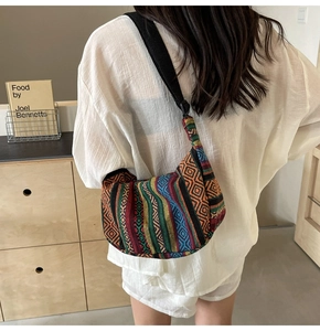 Gros plan sur un sac de style ethnique avec tissage géométrique coloré et sangle
