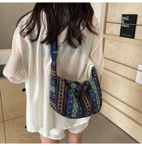 Vue détaillée du motif tissé ethnique sur le sac à bandoulière bohème bleu de style
