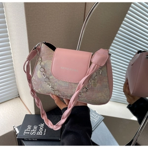 Détail du sac bandoulière rose avec broderie florale et chaîne de fleurs argentées