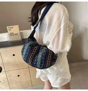Vue détaillée du grand sac bandoulière ethnique avec motif géométrique bleu en tissu