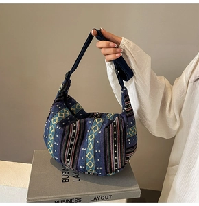 Détail du sac bandoulière en tricot bohème avec motifs géométriques colorés et texture unique