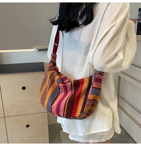 Vue arrière d'un mannequin portant un sac besace bohème tissé en demi-lune
