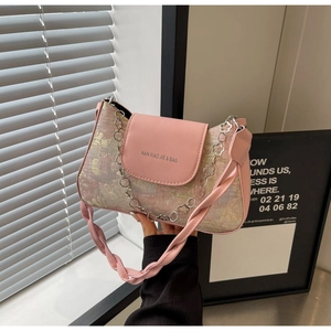 Détail du sac baguette à fleurs roses avec chaîne en métal et rabat griffé