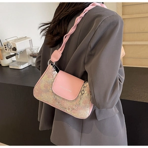 Détail du sac baguette jacquard rose à fleurs avec chaîne argentée et bandoulière