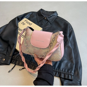 Rosa Baguette-Handtasche mit Retro-Stoffstruktur und silberner Blumen-Metallkette