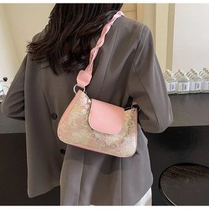 Détail du sac sous le bras en jacquard rose avec chaîne fleur d'or et bandoulière