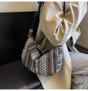 Détail du sac ethnique avec tissage géométrique bohème et bandoulière noire
