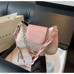 Detailansicht der rosa Jacquard-Tasche mit dekorativer Sternenkette und Geschenkbox