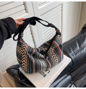 Détail du sac hobo en maille bohème avec motifs géométriques et bandoulière réglable