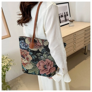Dettaglio della borsa tote con fiori vintage e tracolle in pelle marrone