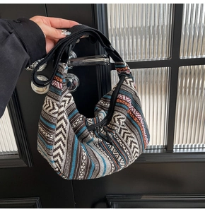 Détail d'un sac hobo bohème avec des motifs tissés géométriques multicolores et fermeture éclair