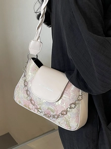 Sac baguette beige chic avec tissu jacquard fleuri et élégante chaîne fleurie argentée
