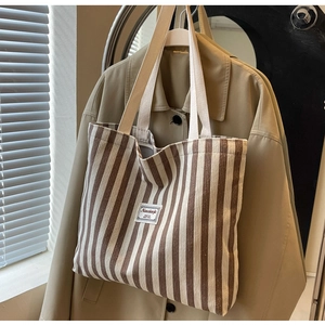 Detailansicht der braun-weiß gestreiften Canvas-Tasche mit strukturierter Cord-Oberfläche