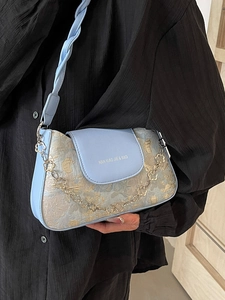 Schicke hellblaue Baguette-Tasche mit Gold-Jacquard und dekorativer Metallkette