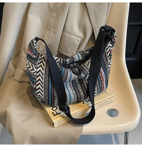 Détail d'un grand sac bandoulière ethnique tissé dans une ambiance décontractée