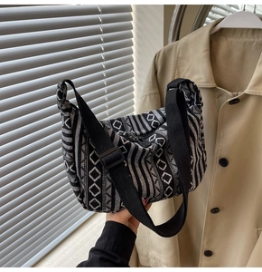 Détail du sac hobo à motif géométrique bohème avec bandoulière large réglable