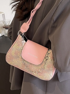 Baguette-Schultertasche mit Blumen-Jacquard, rosa Klappe und dekorativer Metallkette