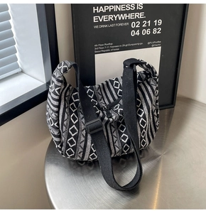Détail du tissage jacquard géométrique noir et blanc sur un sac hobo élégant