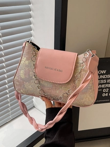 Sac baguette vintage rose avec jacquard floral doré et bandoulière chaîne à fleurs