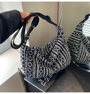 Détail du sac bohème grande capacité avec motifs géométriques tissés noirs et blancs