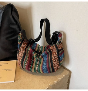 Gros plan sur le motif tissé bohème et les détails de fermeture du sac bandoulière